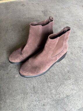 Everlane - Suede Chelsea Booties in Brown - Italian Leather W6